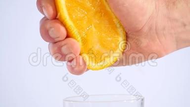 雄手捏鲜橘汁.. 手捏一个橘子。 慢动作96英尺